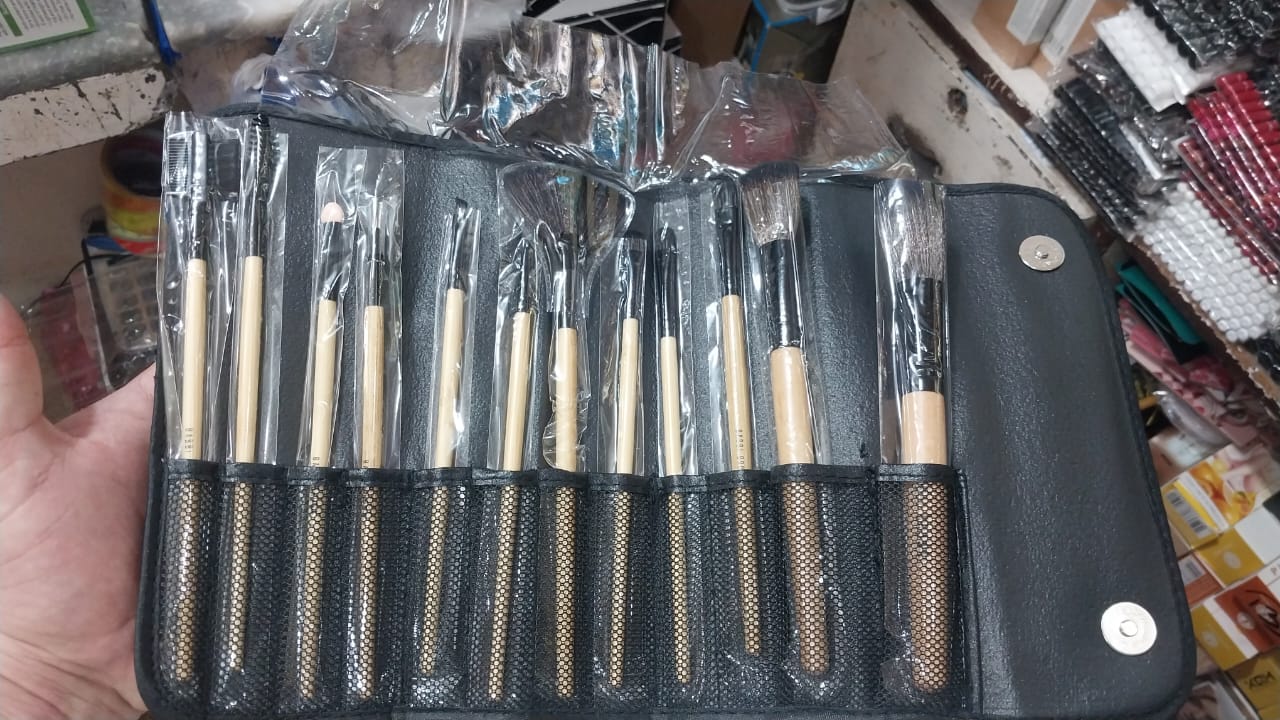 12-Piece Professional Makeup Brush Set with Roll-Up Pouch